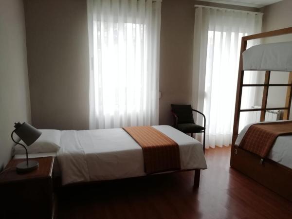 Being Porto Hostel : photo 3 de la chambre chambre triple avec salle de bains commune