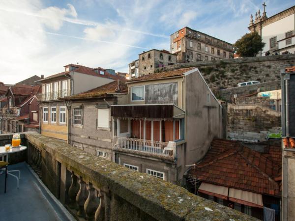 Being Porto Hostel : photo 4 de la chambre chambre triple avec salle de bains commune