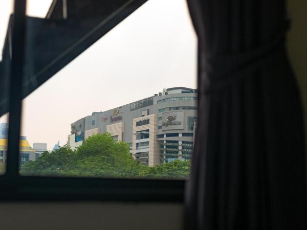 Sovereign Group Hotel at Pratunam : photo 7 de la chambre chambre d’angle supérieure avec lit queen-size