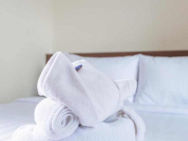 Sovereign Group Hotel at Pratunam : photo 7 de la chambre chambre lit queen-size avec balcon