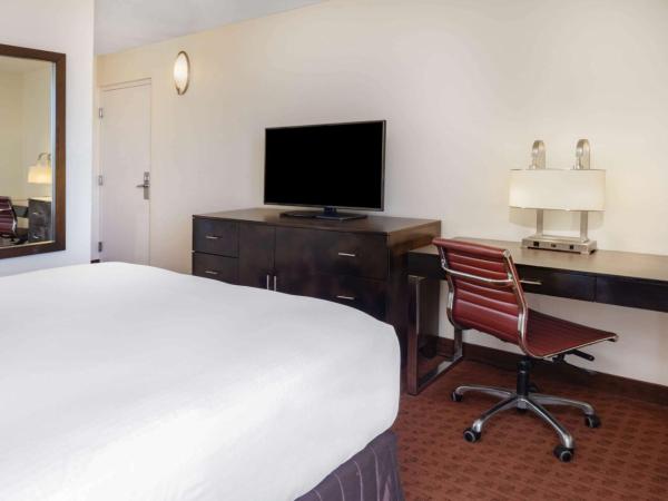 Wyndham Sacramento : photo 2 de la chambre chambre lit double avec baignoire et barres d'appui - accessible aux personnes à mobilité réduite - non-fumeurs