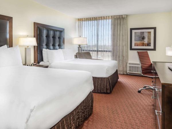 Wyndham Sacramento : photo 3 de la chambre 2 double beds, mobility accessible room, bathtub w/ grab bars, non-smoking