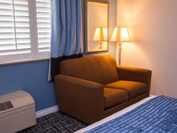 Regency Inn in Los Angeles : photo 4 de la chambre chambre avec 2 lits queen-size et canapé-lit