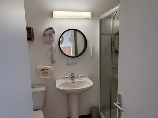 Le Relais du Valois Cognac Centre : photo 3 de la chambre chambre double