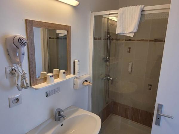 Le Relais du Valois Cognac Centre : photo 9 de la chambre chambre double