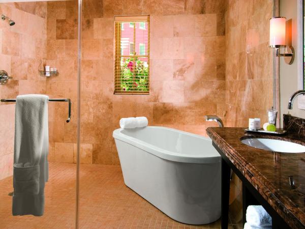 Hotel Zaza Houston Museum District : photo 4 de la chambre signature suite, 1 king bed, bathtub, pool view
