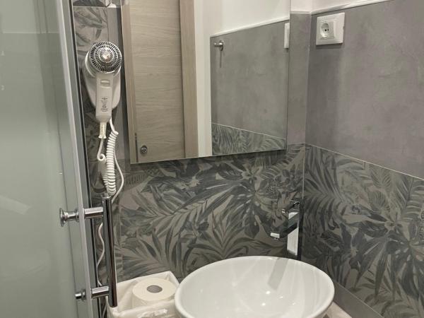 Domus La Foce Hotel Self check in : photo 8 de la chambre chambre double ou lits jumeaux avec salle de bains privative