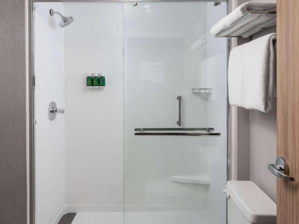 Sonesta Select Nashville Airport Suites : photo 4 de la chambre suite lit king-size accessible personnes à mobilité réduite avec douche accessible en fauteuil roulant