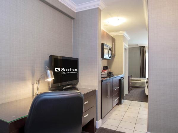 Sandman Hotel Vancouver Airport : photo 4 de la chambre suite standard avec 1 lit king-size, canapé-lit, kitchenette