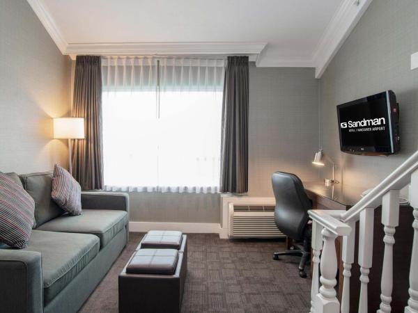 Sandman Hotel Vancouver Airport : photo 3 de la chambre suite loft 1 lit king-size avec canapé-lit et cuisine