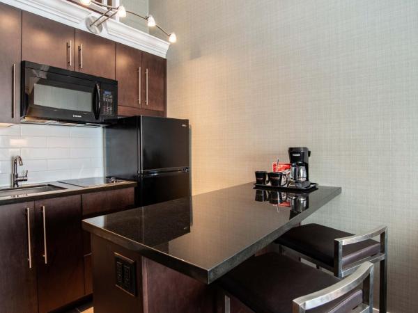 Sandman Hotel Vancouver Airport : photo 4 de la chambre suite loft 1 lit king-size avec canapé-lit et cuisine