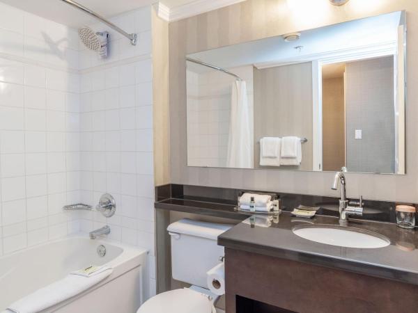 Sandman Hotel Vancouver Airport : photo 5 de la chambre suite loft 1 lit king-size avec canapé-lit et cuisine