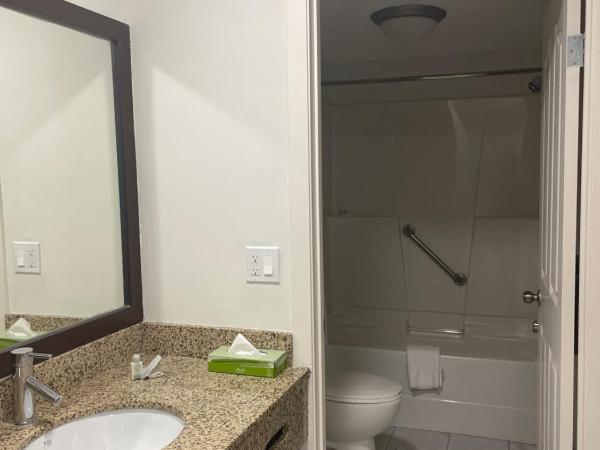 Radisson Hotel & Conference Centre West Edmonton : photo 7 de la chambre suite lit queen-size avec canapé-lit - non-fumeurs