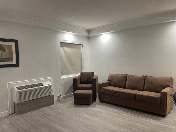 Radisson Hotel & Conference Centre West Edmonton : photo 5 de la chambre suite lit queen-size avec canapé-lit - non-fumeurs