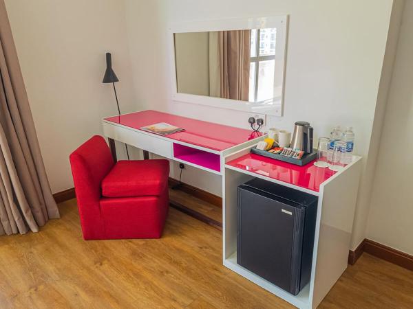 Ramada Hotel, Suites and Apartments by Wyndham Dubai JBR : photo 2 de la chambre chambre deluxe lit king-size avec accessoires de plage gratuits