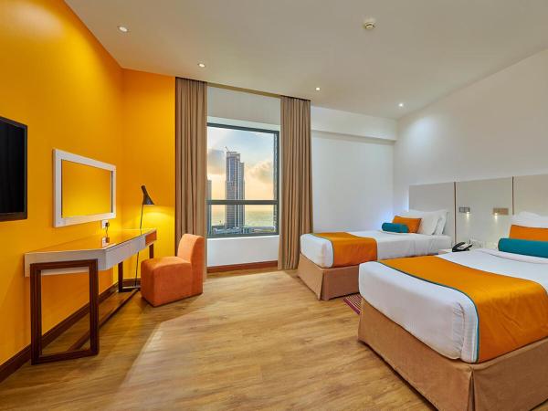 Ramada Hotel, Suites and Apartments by Wyndham Dubai JBR : photo 2 de la chambre appartement 2 chambres avec accessoires de plage et 25 % de crédit nourriture et boissons et spa - vue partielle sur mer