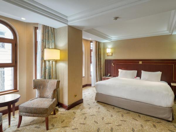 Crowne Plaza Istanbul - Old City, an IHG Hotel : photo 4 de la chambre chambre lit king-size club - accès au salon club