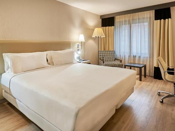 NH Lleida Pirineos : photo 9 de la chambre chambre triple standard