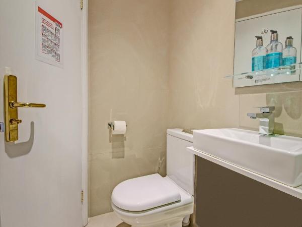 OYO 24 Sussex, London Paddington : photo 7 de la chambre chambre simple avec salle de bains à l'extérieur de la chambre