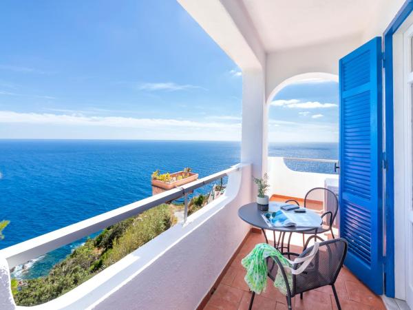 Hotel Grazia alla Scannella : photo 3 de la chambre chambre triple supérieure - vue sur mer