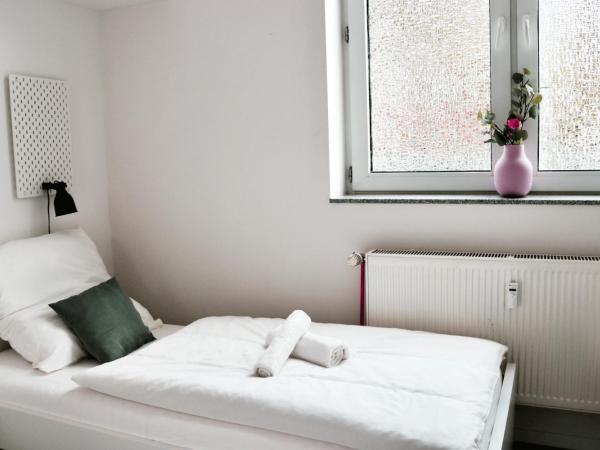 Schlafkonzept Hannover : photo 6 de la chambre chambre triple avec salle de bains commune