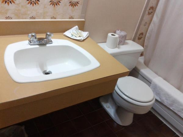 Sunset Inn : photo 3 de la chambre suite lit queen-size avec baignoire spa