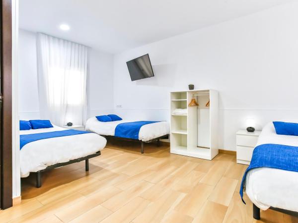 Laramond Barcelona Rooms : photo 1 de la chambre chambre triple avec salle de bains privative