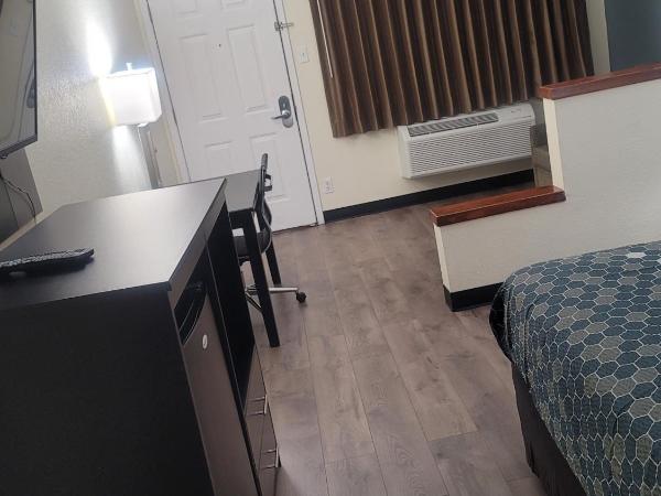 Econo Lodge Inn & Suites Downtown San Antonio Riverwalk Area : photo 3 de la chambre suite lit king-size - non-fumeurs