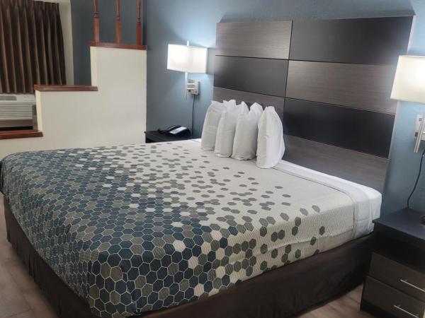 Econo Lodge Inn & Suites Downtown San Antonio Riverwalk Area : photo 4 de la chambre suite lit king-size - non-fumeurs