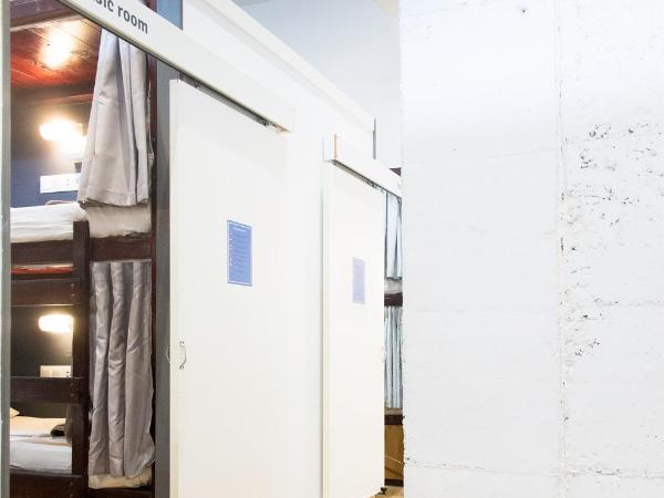 Ant Hostel Barcelona : photo 10 de la chambre lit dans dortoir mixte de 4 lits avec salle de bains privée