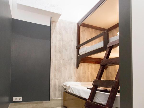 Ant Hostel Barcelona : photo 2 de la chambre chambre triple avec salle de bains privative