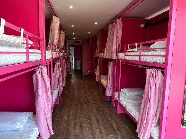 Hostelle - Women only hostel Barcelona : photo 6 de la chambre lit simple dans dortoir pour femmes