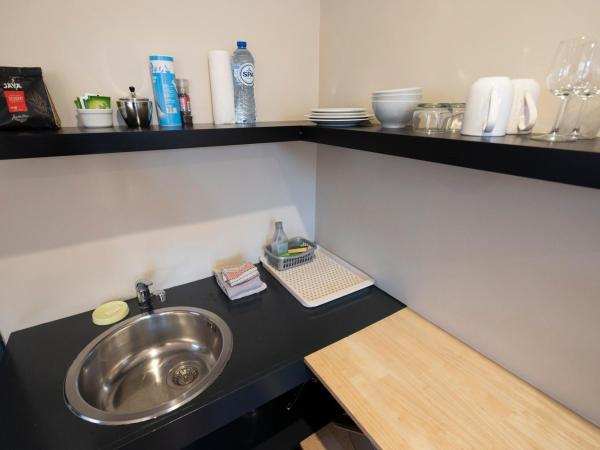 Because the Night city lodge : photo 4 de la chambre chambre double avec salle de bains privative