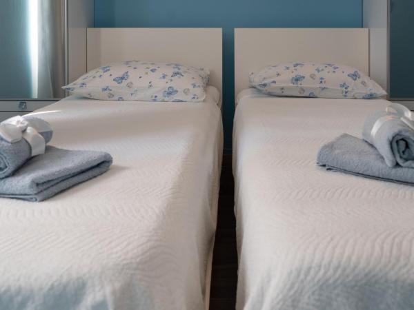 Apartments & Rooms Andrea 2 : photo 2 de la chambre chambre lits jumeaux avec balcon