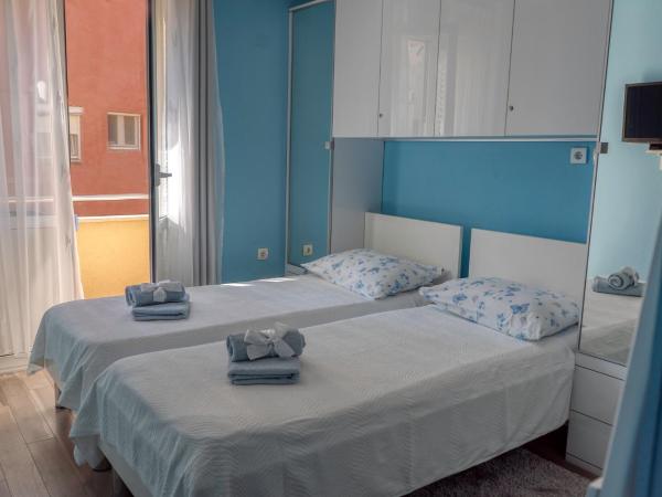 Apartments & Rooms Andrea 2 : photo 1 de la chambre chambre lits jumeaux avec balcon