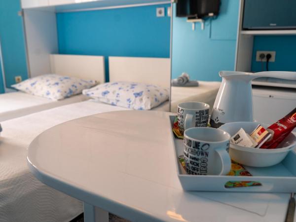 Apartments & Rooms Andrea 2 : photo 4 de la chambre chambre lits jumeaux avec balcon