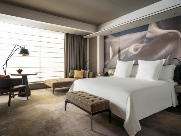 Four Seasons Hotel Tokyo at Otemachi : photo 1 de la chambre chambre lit king-size supérieure - vue sur ville