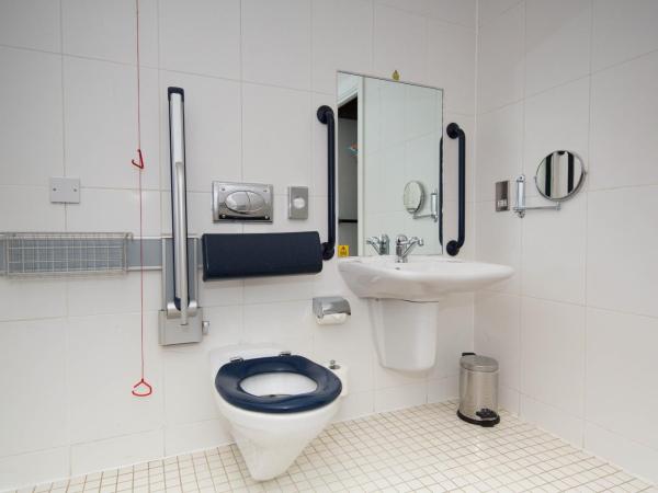 The Met Hotel Leeds : photo 7 de la chambre chambre double pour personnes à mobilité réduite avec douche accessible en fauteuil roulant