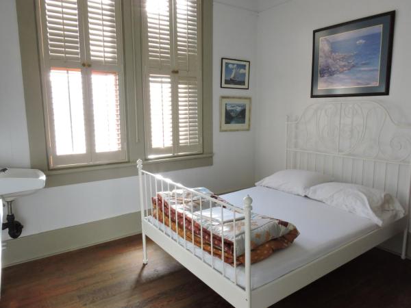 St. Clair Hotel Hostel : photo 3 de la chambre chambre double avec salle de bains commune