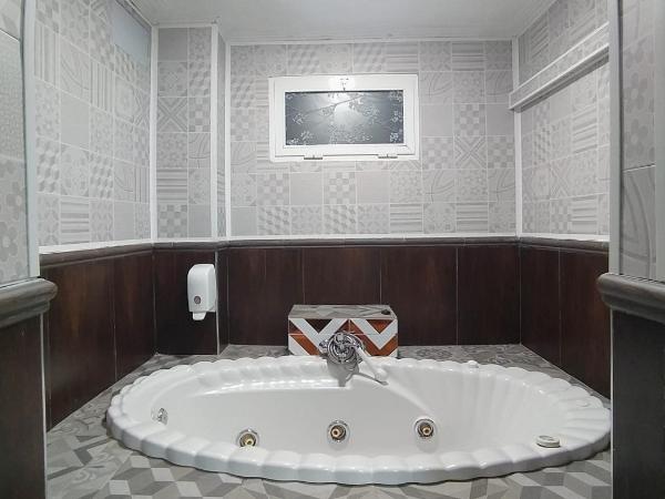 Hostal Avenida Andalucia : photo 5 de la chambre chambre double Économique avec baignoire spa