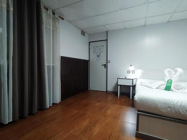 Hostal Avenida Andalucia : photo 7 de la chambre chambre double Économique avec baignoire spa