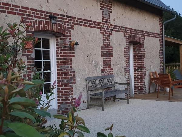 Aux murmures de la nature B&B : photo 4 de la chambre chambre lit king-size avec baignoire spa