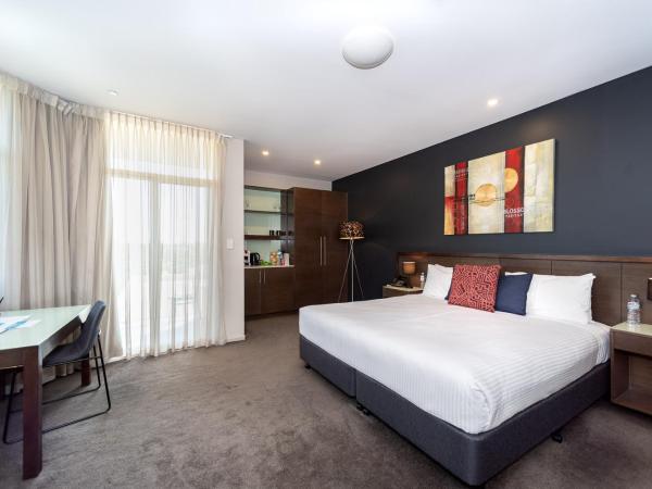 Sfera's Park Suites & Convention Centre : photo 3 de la chambre chambre lit king-size deluxe