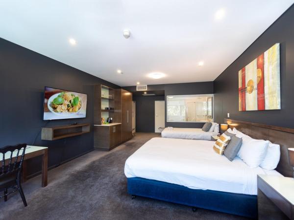 Sfera's Park Suites & Convention Centre : photo 3 de la chambre suite deluxe avec baignoire spa