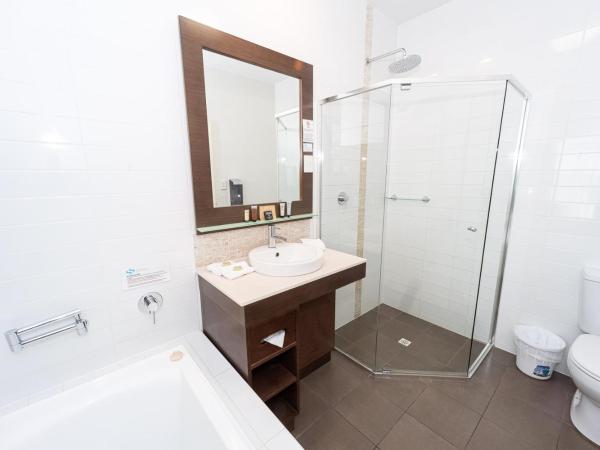 Sfera's Park Suites & Convention Centre : photo 2 de la chambre chambre lit queen-size avec baignoire spa