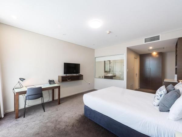 Sfera's Park Suites & Convention Centre : photo 5 de la chambre chambre lit queen-size avec balcon