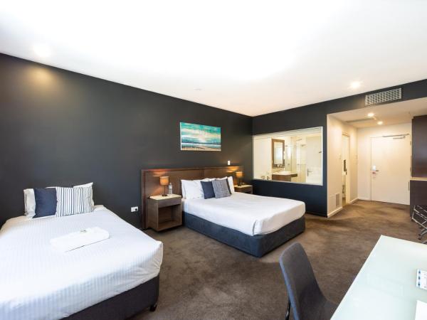 Sfera's Park Suites & Convention Centre : photo 2 de la chambre chambre triple - vue sur jardin