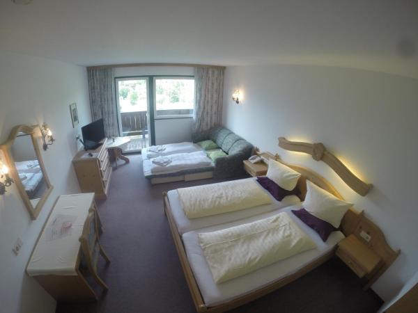 Hotel Gruberhof Innsbruck Igls B&B : photo 2 de la chambre chambre quadruple - vue sur montagnes