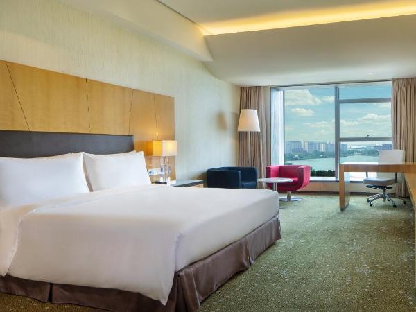 Crowne Plaza Tianjin Binhai, an IHG Hotel : photo 2 de la chambre chambre lit king-size standard - vue sur lac
