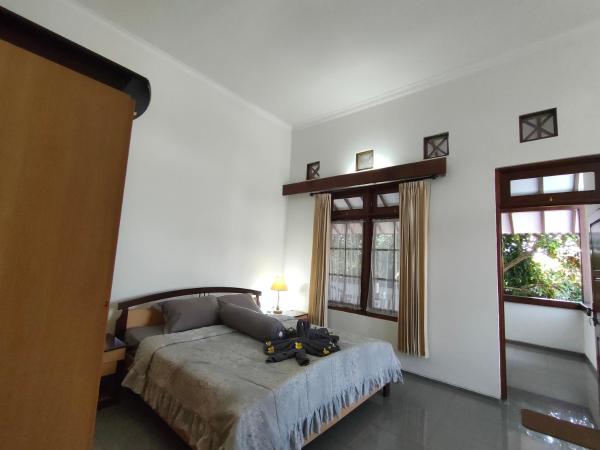 Ayodya Inn , Yogyakarta Lodging , Digital Nomads , Entrepreneurs Centre , CoWorking Space , CoLiving , Kost Lengkap , Exclusive Boarding House and Student Accommodation in Jogjakarta City Center ! : photo 4 de la chambre chambre double deluxe avec balcon